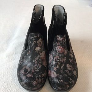 NWOT Alegria ankle boot